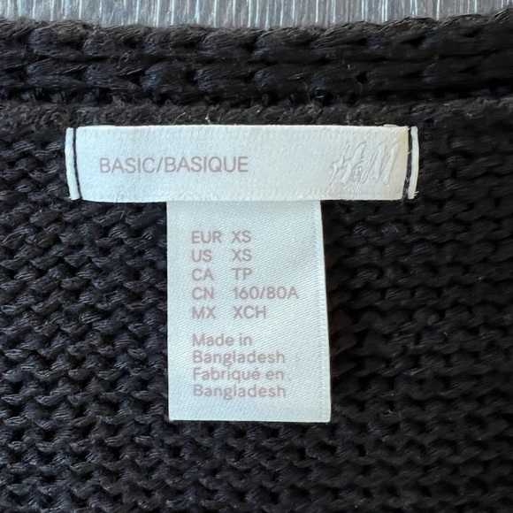 H&M long sleeve V-neck raglan sleeve black & white stripe sweater. Women’s XS - Picture 5 of 6